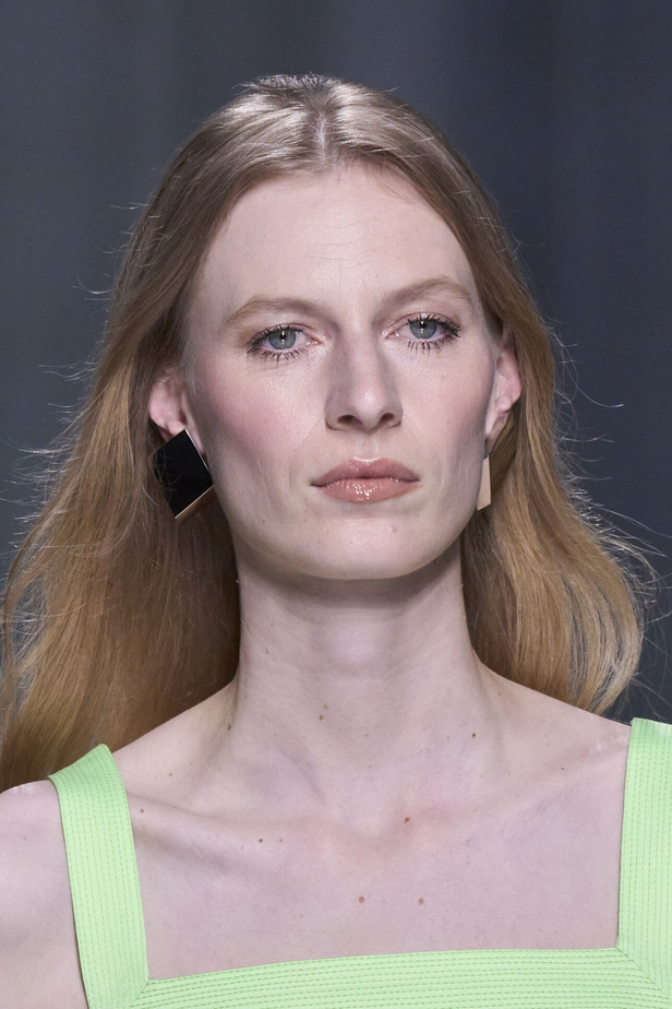 مجموعة Versace لربيع وصيف 2024 تظهر الطابع الأنثوي بإشراقة اللون الأبيض ومربعات الكارو