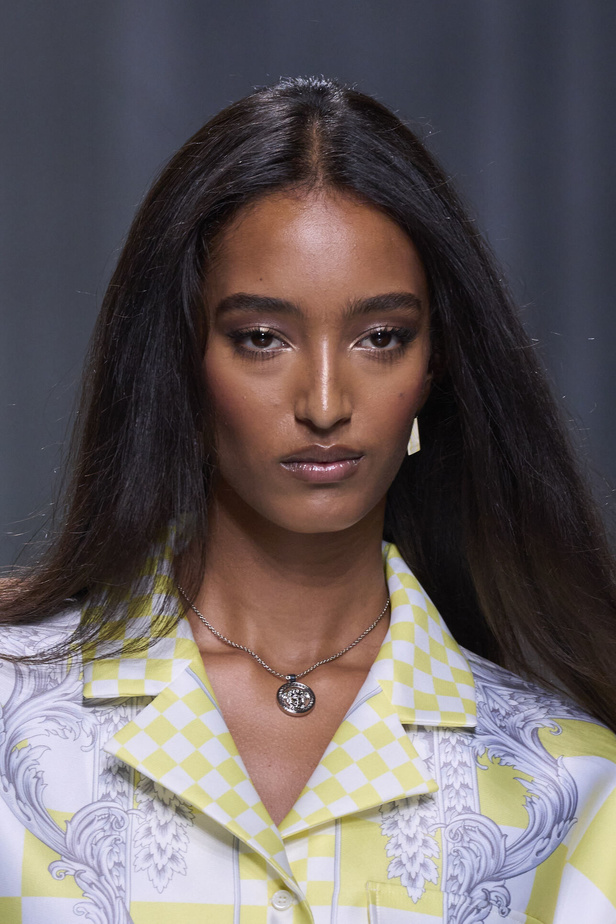 مجموعة Versace لربيع وصيف 2024 تظهر الطابع الأنثوي بإشراقة اللون الأبيض ومربعات الكارو