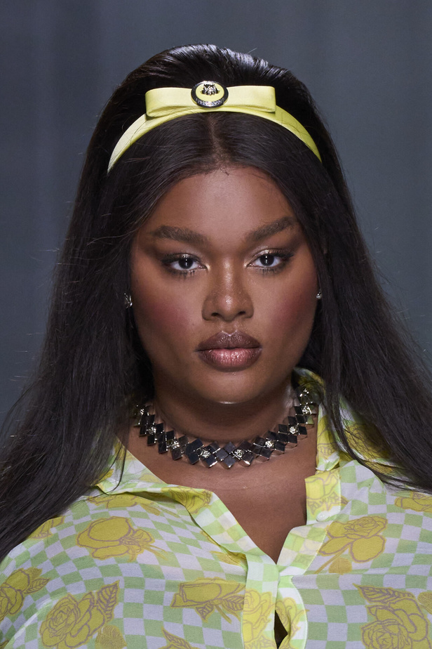 مجموعة Versace لربيع وصيف 2024 تظهر الطابع الأنثوي بإشراقة اللون الأبيض ومربعات الكارو