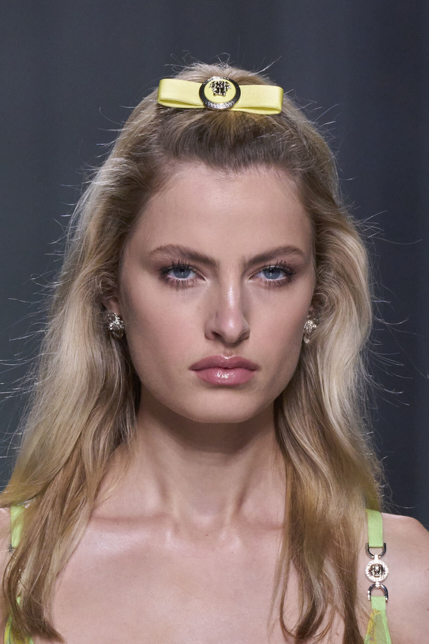 مجموعة Versace لربيع وصيف 2024 تظهر الطابع الأنثوي بإشراقة اللون الأبيض ومربعات الكارو