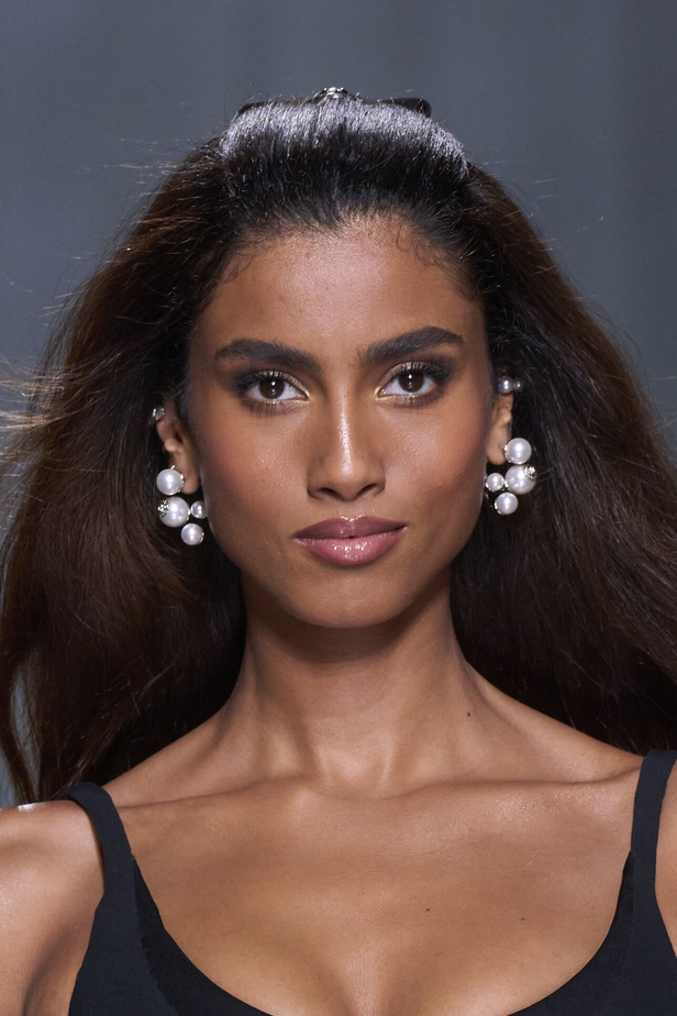 مجموعة Versace لربيع وصيف 2024 تظهر الطابع الأنثوي بإشراقة اللون الأبيض ومربعات الكارو