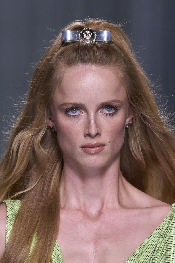 مجموعة Versace لربيع وصيف 2024 تظهر الطابع الأنثوي بإشراقة اللون الأبيض ومربعات الكارو