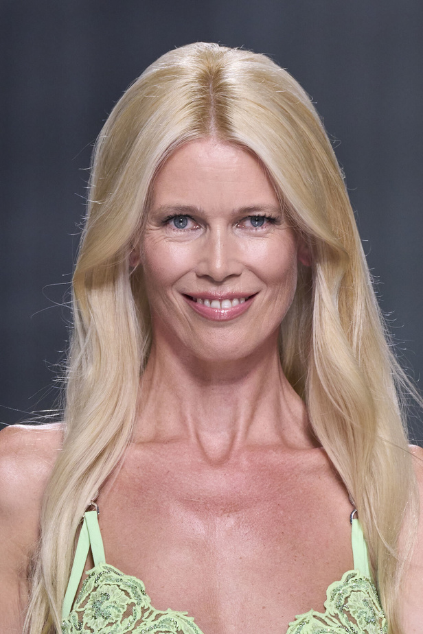 مجموعة Versace لربيع وصيف 2024 تظهر الطابع الأنثوي بإشراقة اللون الأبيض ومربعات الكارو