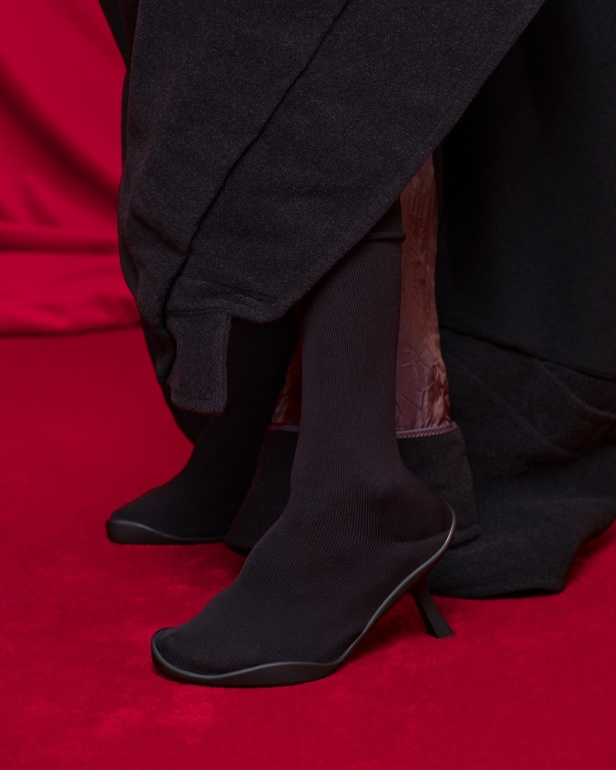 في مكان فخم يشبه المسرح... Balenciaga تقدّم مجموعة متمرّدة من توقيع ديمنا