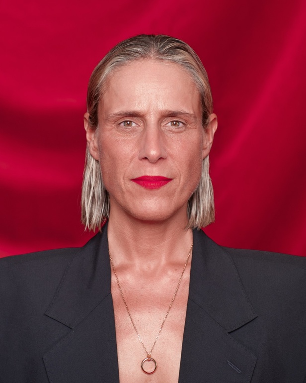 في مكان فخم يشبه المسرح... Balenciaga تقدّم مجموعة متمرّدة من توقيع ديمنا