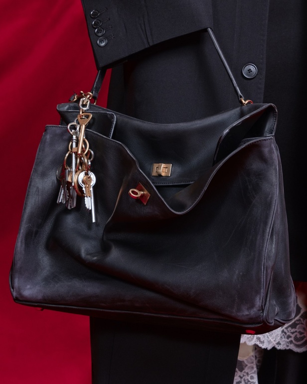 في مكان فخم يشبه المسرح... Balenciaga تقدّم مجموعة متمرّدة من توقيع ديمنا