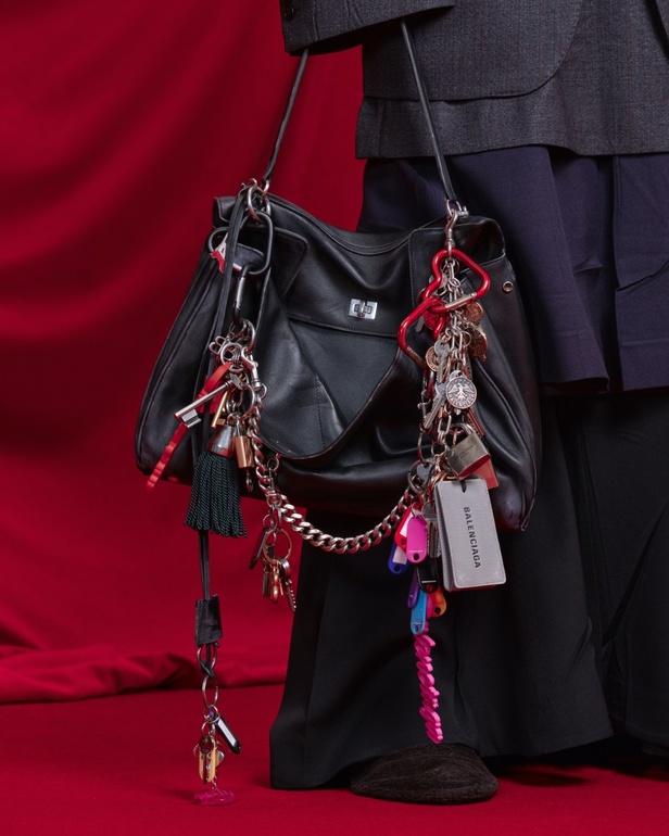 في مكان فخم يشبه المسرح... Balenciaga تقدّم مجموعة متمرّدة من توقيع ديمنا