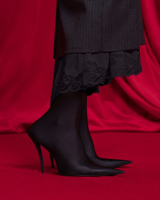 في مكان فخم يشبه المسرح... Balenciaga تقدّم مجموعة متمرّدة من توقيع ديمنا