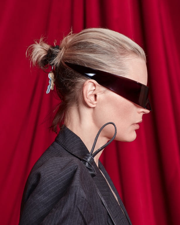 في مكان فخم يشبه المسرح... Balenciaga تقدّم مجموعة متمرّدة من توقيع ديمنا