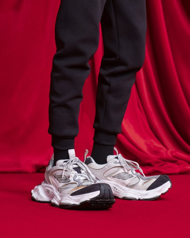 في مكان فخم يشبه المسرح... Balenciaga تقدّم مجموعة متمرّدة من توقيع ديمنا