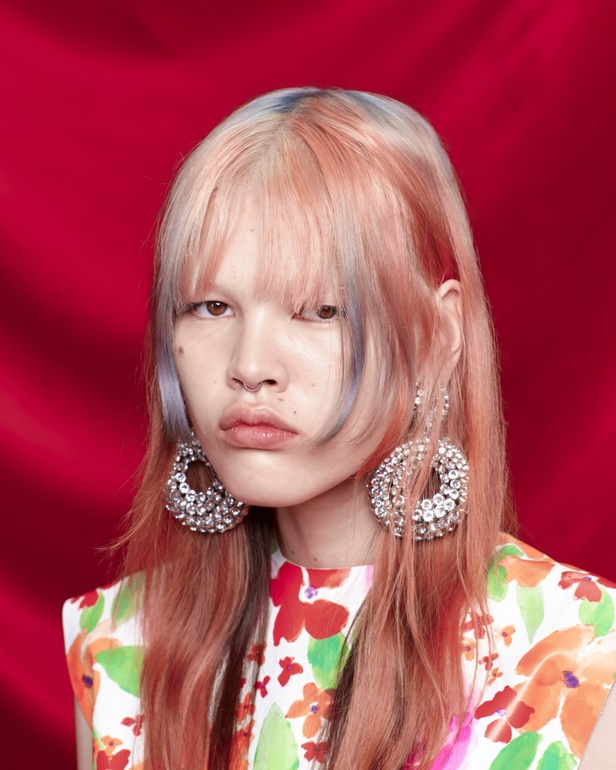 في مكان فخم يشبه المسرح... Balenciaga تقدّم مجموعة متمرّدة من توقيع ديمنا