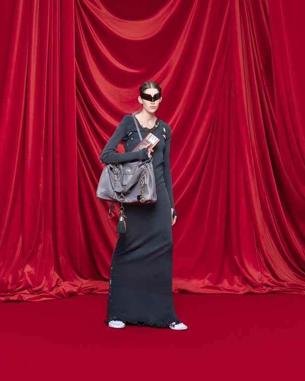 مجموعة Balenciaga لربيع وصيف 2024