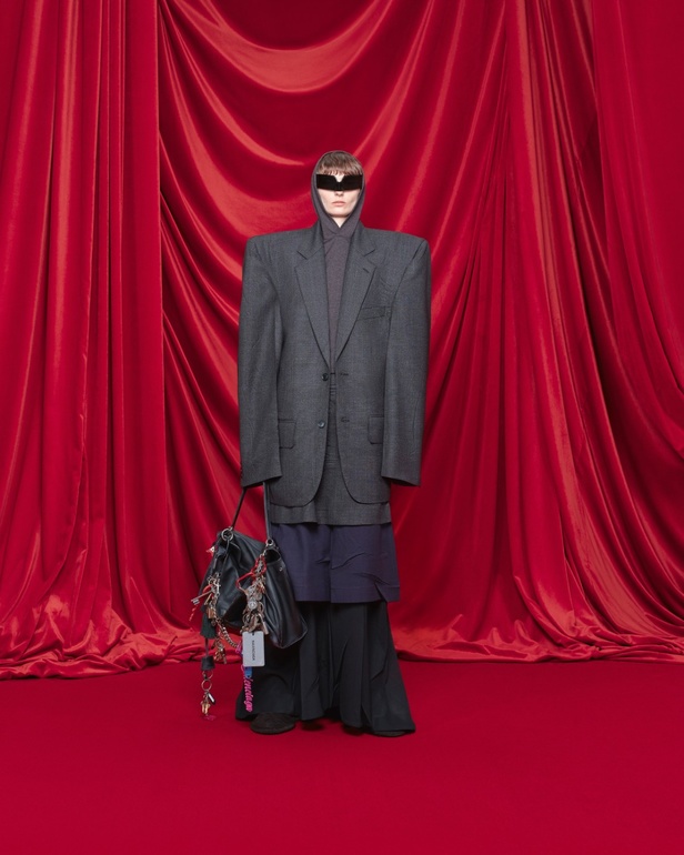 مجموعة Balenciaga لربيع وصيف 2024