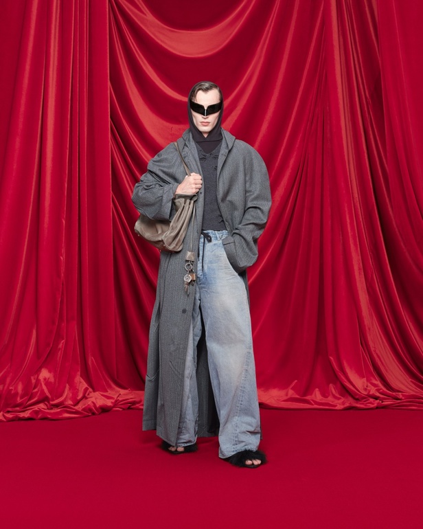 مجموعة Balenciaga لربيع وصيف 2024