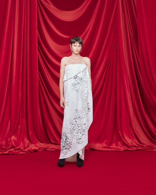 مجموعة Balenciaga لربيع وصيف 2024