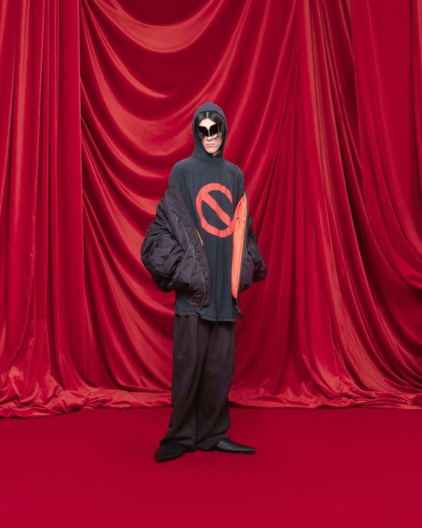 مجموعة Balenciaga لربيع وصيف 2024