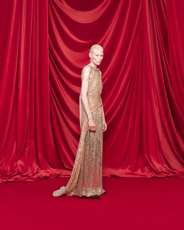 مجموعة Balenciaga لربيع وصيف 2024