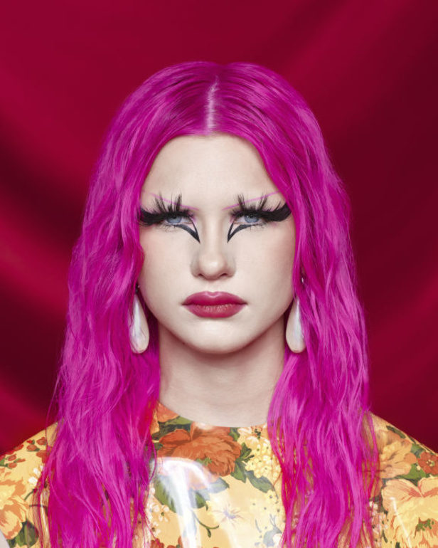 في مكان فخم يشبه المسرح... Balenciaga تقدّم مجموعة متمرّدة من توقيع ديمنا