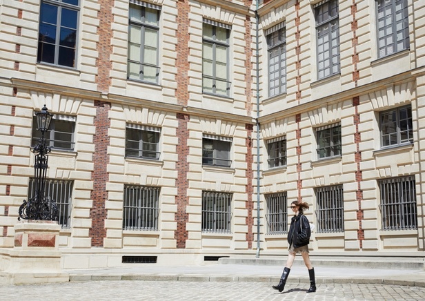 إطلاق LA COLLECTION DE LA BIBLIOTHÈQUE NATIONALE من Celine لربيع وصيف 2024