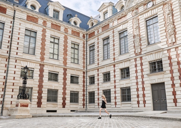 إطلاق LA COLLECTION DE LA BIBLIOTHÈQUE NATIONALE من Celine لربيع وصيف 2024