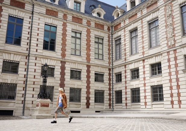 إطلاق LA COLLECTION DE LA BIBLIOTHÈQUE NATIONALE من Celine لربيع وصيف 2024