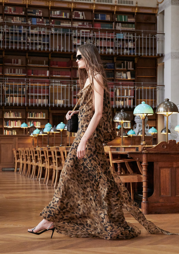 إطلاق LA COLLECTION DE LA BIBLIOTHÈQUE NATIONALE من Celine لربيع وصيف 2024