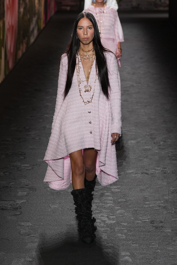 مجموعة CHANEL لربيع وصيف 2024 في باريس