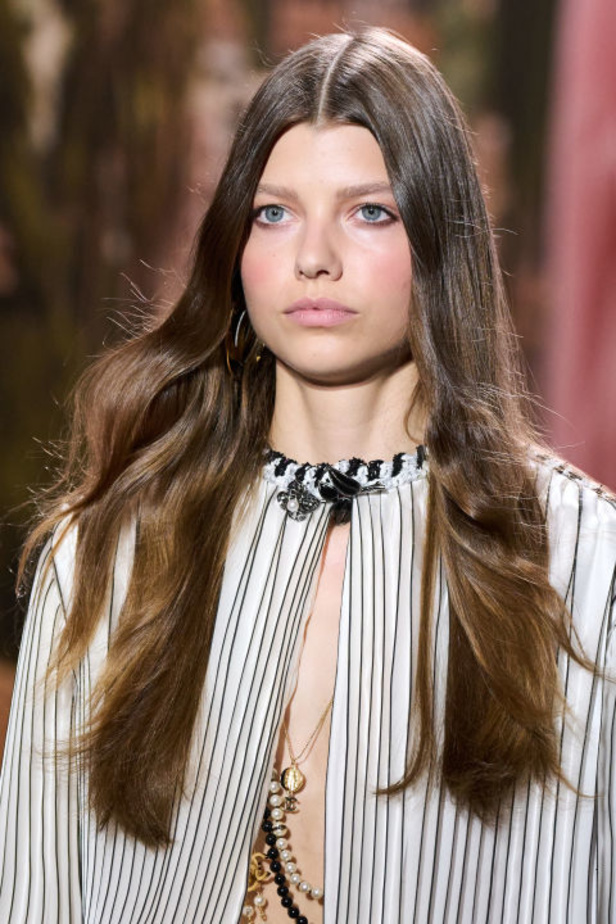 عودة التويد ونقشات الورود الى الواجهة مع مجموعة CHANEL لربيع وصيف 2024 في باريس