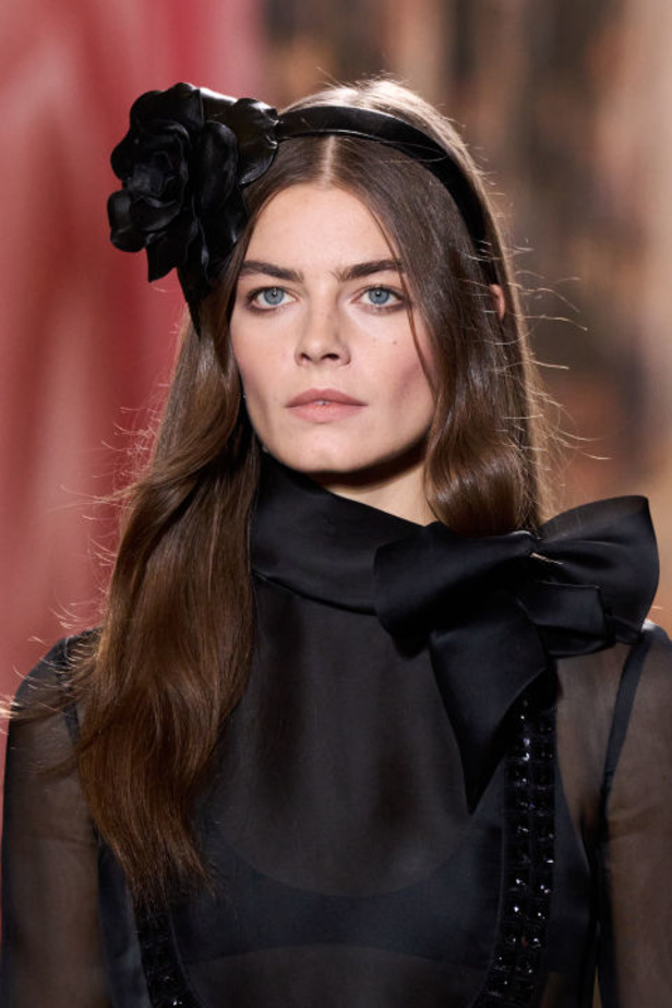 عودة التويد ونقشات الورود الى الواجهة مع مجموعة CHANEL لربيع وصيف 2024 في باريس