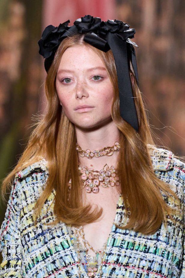 عودة التويد ونقشات الورود الى الواجهة مع مجموعة CHANEL لربيع وصيف 2024 في باريس