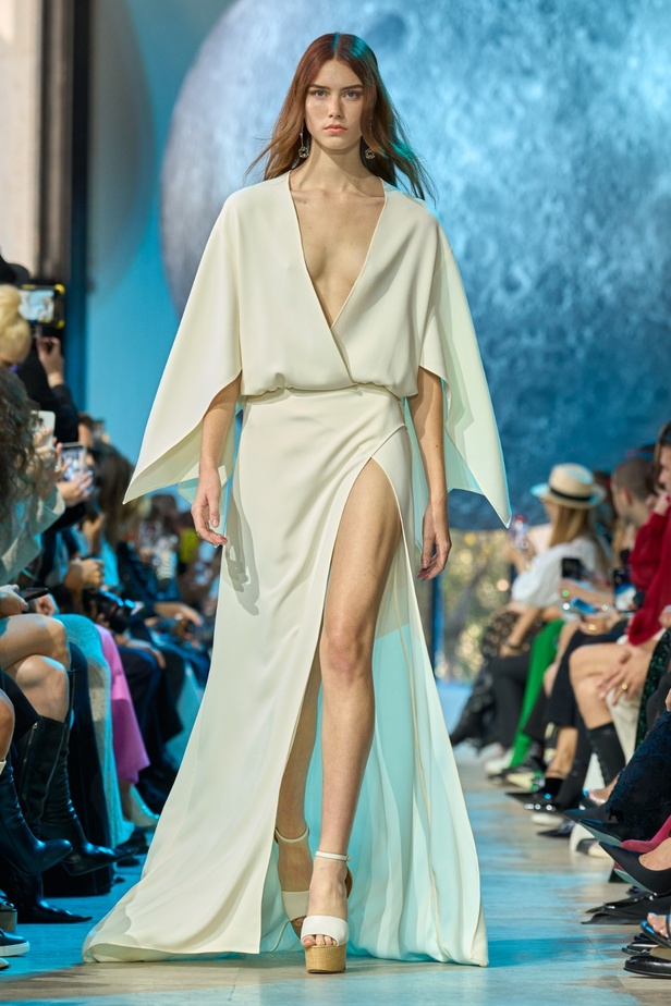 مجموعة إيلي صعب لربيع وصيف 2024... تصاميم مشرقة للنهار تتحوّل إلى بريق مبهج ليلًا تحت ضوء القمر 