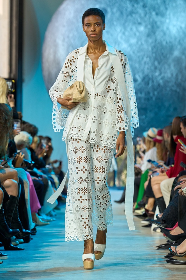 مجموعة إيلي صعب لربيع وصيف 2024... تصاميم مشرقة للنهار تتحوّل إلى بريق مبهج ليلًا تحت ضوء القمر 