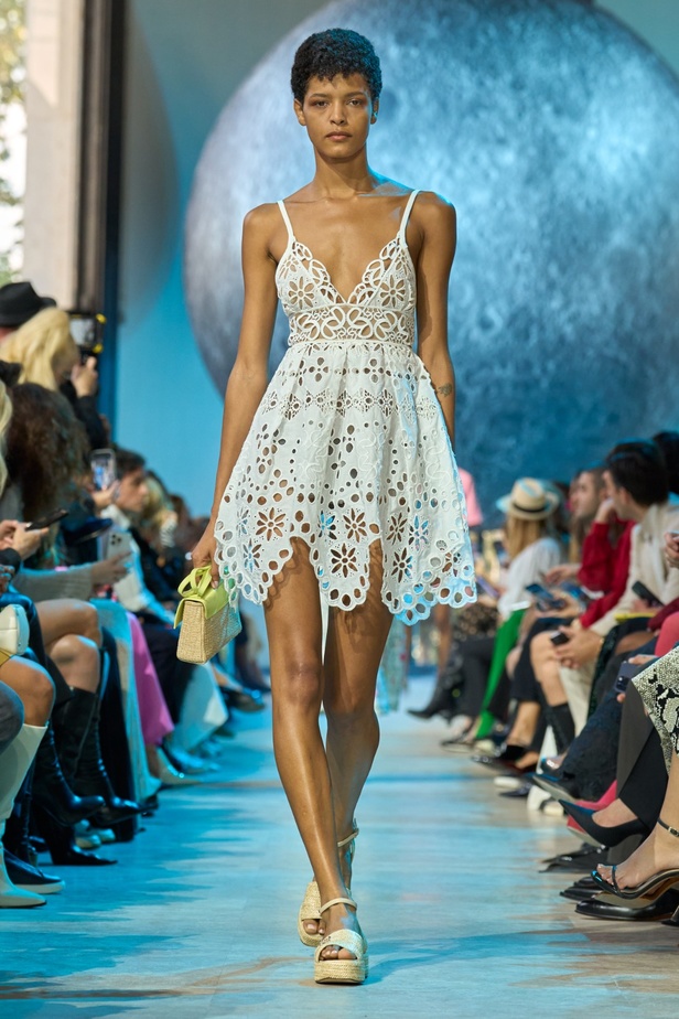 مجموعة إيلي صعب لربيع وصيف 2024... تصاميم مشرقة للنهار تتحوّل إلى بريق مبهج ليلًا تحت ضوء القمر 