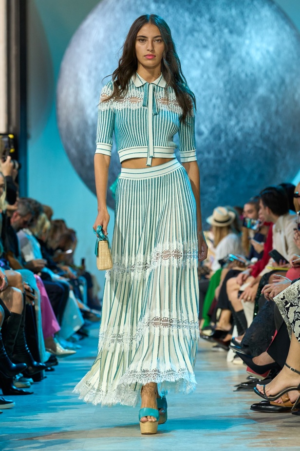 مجموعة إيلي صعب لربيع وصيف 2024... تصاميم مشرقة للنهار تتحوّل إلى بريق مبهج ليلًا تحت ضوء القمر 