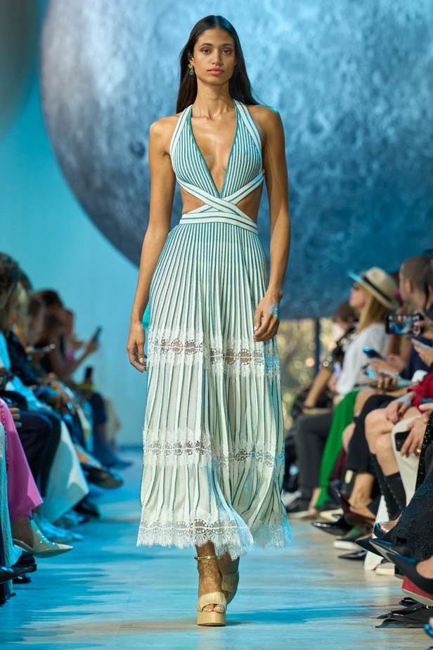 مجموعة إيلي صعب لربيع وصيف 2024... تصاميم مشرقة للنهار تتحوّل إلى بريق مبهج ليلًا تحت ضوء القمر 