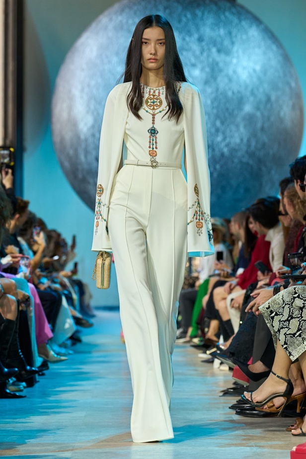 مجموعة إيلي صعب لربيع وصيف 2024... تصاميم مشرقة للنهار تتحوّل إلى بريق مبهج ليلًا تحت ضوء القمر 