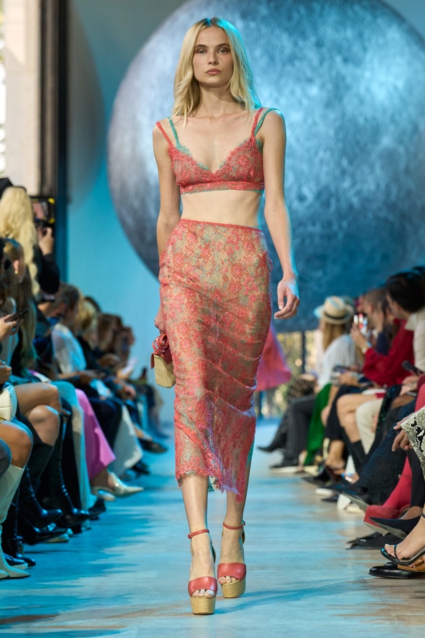 مجموعة إيلي صعب لربيع وصيف 2024... تصاميم مشرقة للنهار تتحوّل إلى بريق مبهج ليلًا تحت ضوء القمر 