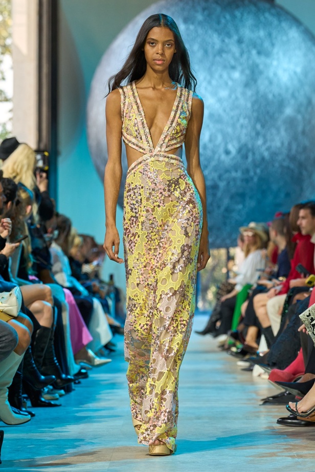 مجموعة إيلي صعب لربيع وصيف 2024... تصاميم مشرقة للنهار تتحوّل إلى بريق مبهج ليلًا تحت ضوء القمر 