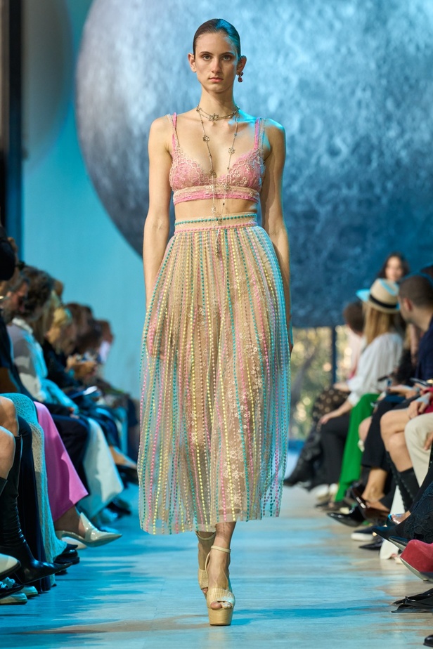 مجموعة إيلي صعب لربيع وصيف 2024... تصاميم مشرقة للنهار تتحوّل إلى بريق مبهج ليلًا تحت ضوء القمر 