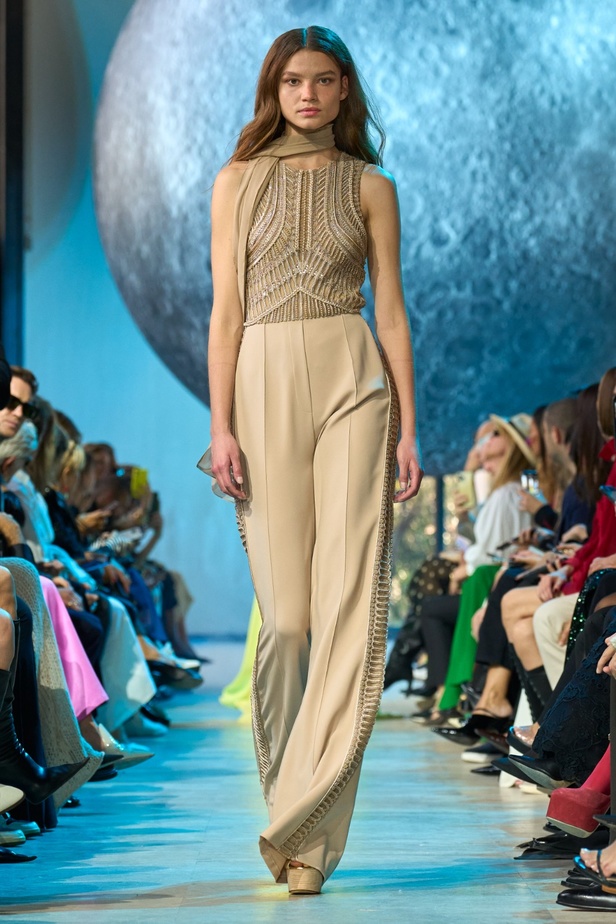 مجموعة إيلي صعب لربيع وصيف 2024... تصاميم مشرقة للنهار تتحوّل إلى بريق مبهج ليلًا تحت ضوء القمر 