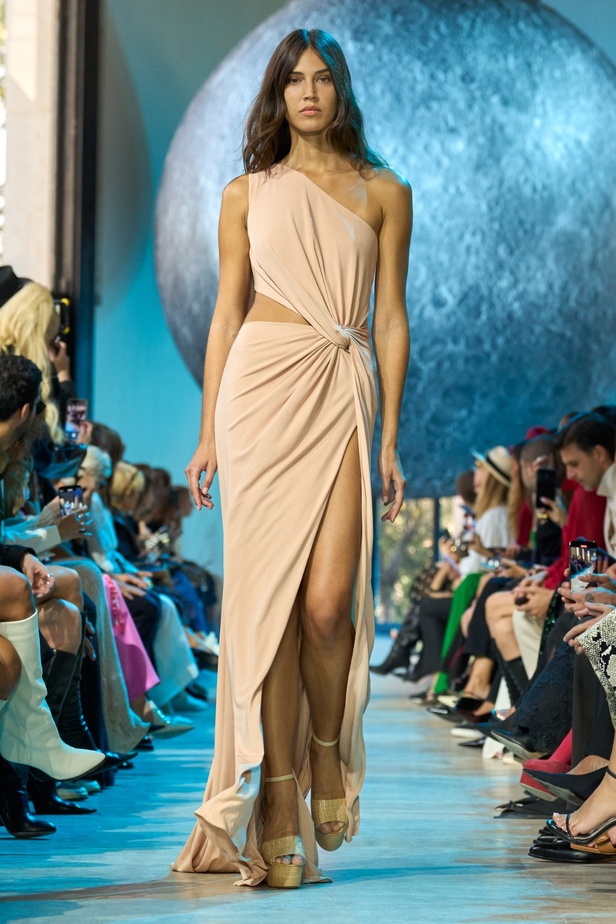 مجموعة إيلي صعب لربيع وصيف 2024... تصاميم مشرقة للنهار تتحوّل إلى بريق مبهج ليلًا تحت ضوء القمر 