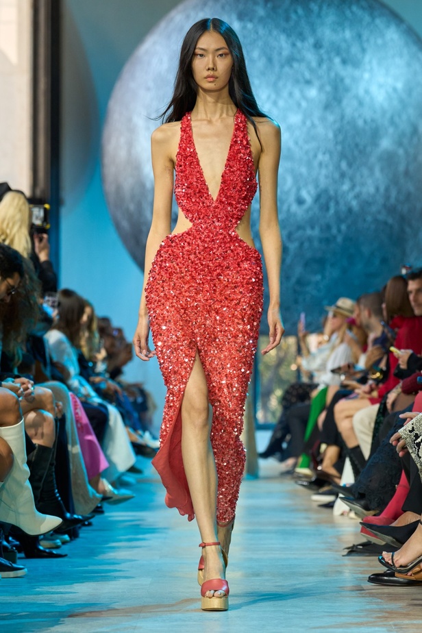 مجموعة إيلي صعب لربيع وصيف 2024... تصاميم مشرقة للنهار تتحوّل إلى بريق مبهج ليلًا تحت ضوء القمر 