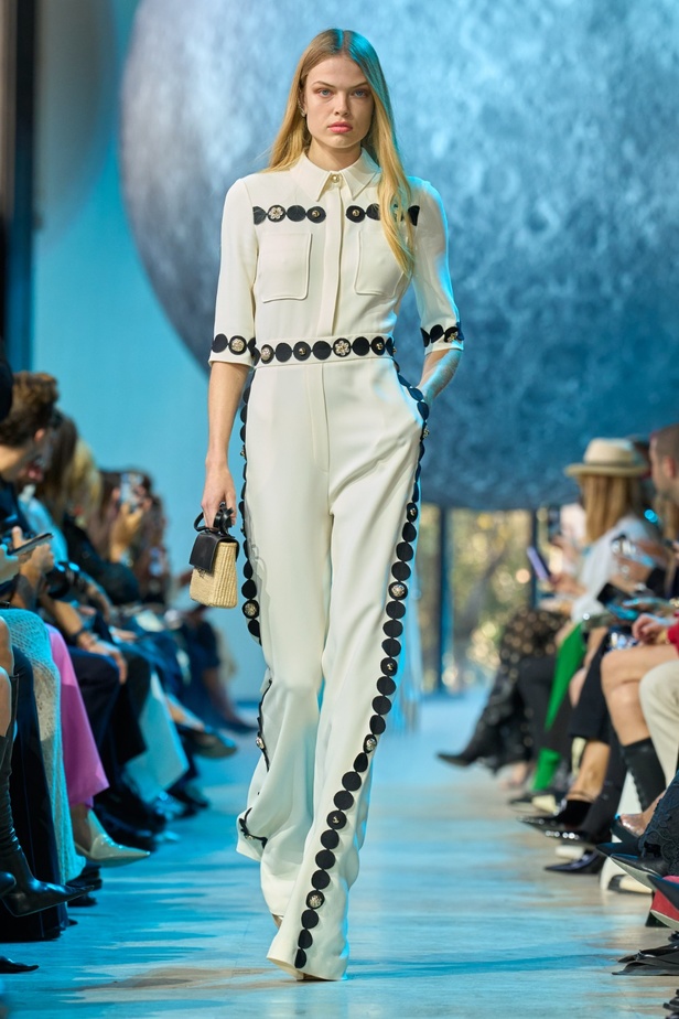 مجموعة إيلي صعب لربيع وصيف 2024... تصاميم مشرقة للنهار تتحوّل إلى بريق مبهج ليلًا تحت ضوء القمر 