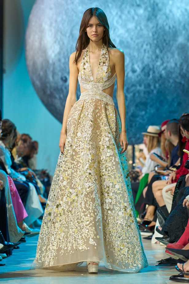 مجموعة إيلي صعب لربيع وصيف 2024... تصاميم مشرقة للنهار تتحوّل إلى بريق مبهج ليلًا تحت ضوء القمر 