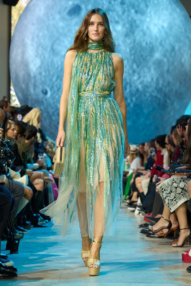 مجموعة إيلي صعب لربيع وصيف 2024... تصاميم مشرقة للنهار تتحوّل إلى بريق مبهج ليلًا تحت ضوء القمر 