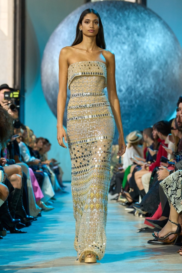 مجموعة إيلي صعب لربيع وصيف 2024... تصاميم مشرقة للنهار تتحوّل إلى بريق مبهج ليلًا تحت ضوء القمر 