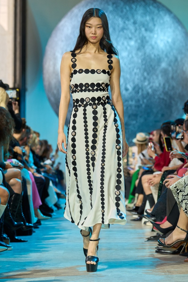 مجموعة إيلي صعب لربيع وصيف 2024... تصاميم مشرقة للنهار تتحوّل إلى بريق مبهج ليلًا تحت ضوء القمر 