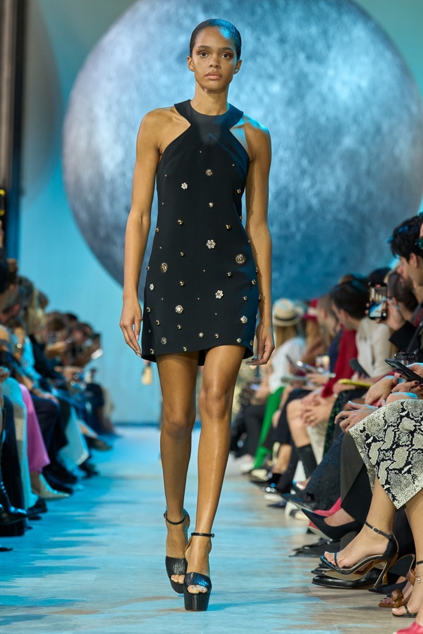 مجموعة إيلي صعب لربيع وصيف 2024... تصاميم مشرقة للنهار تتحوّل إلى بريق مبهج ليلًا تحت ضوء القمر 