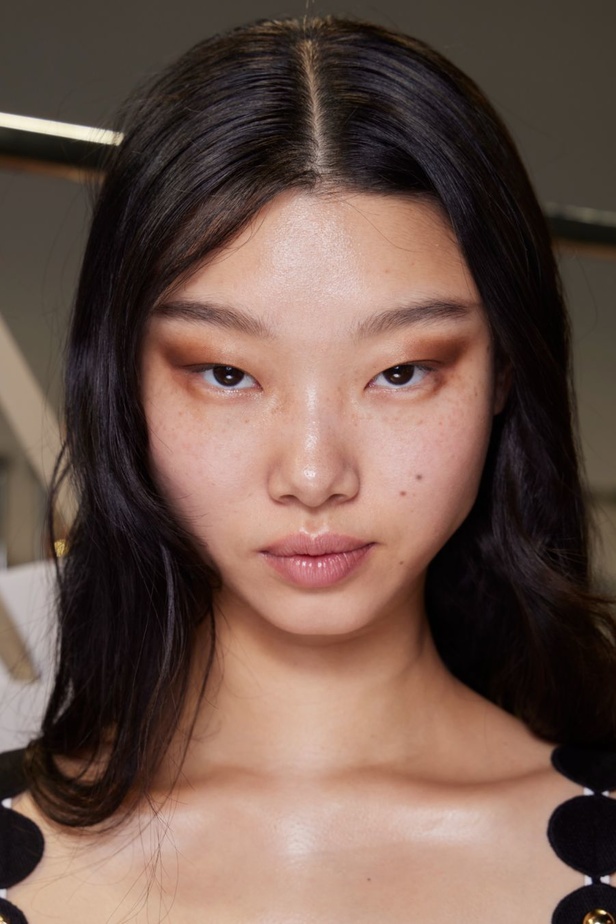 مجموعة إيلي صعب لربيع وصيف 2024... تصاميم مشرقة للنهار تتحوّل إلى بريق مبهج ليلًا تحت ضوء القمر 