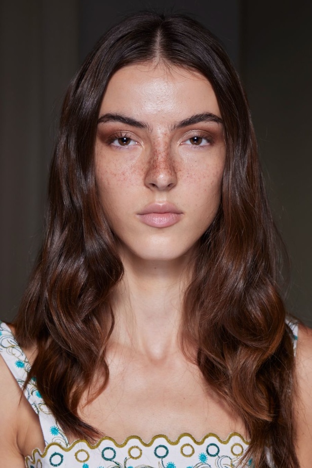 مجموعة إيلي صعب لربيع وصيف 2024... تصاميم مشرقة للنهار تتحوّل إلى بريق مبهج ليلًا تحت ضوء القمر 